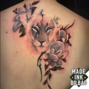tatuaje leona flores hojas