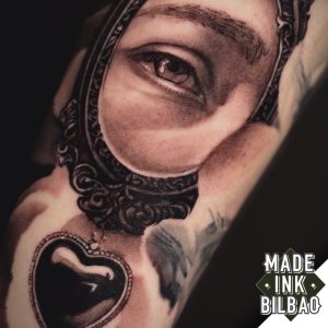 tatuaje ojo corazon flores