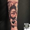 tatuaje ojo corazon flores