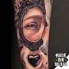 tatuaje ojo corazon flores