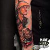 tatuaje antebrazo hombre niño martillo