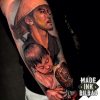 tatuaje antebrazo hombre niño martillo