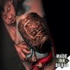 tatuaje antebrazo hombre niño martillo