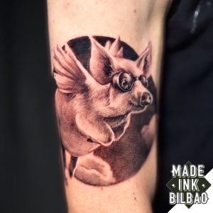 tatuaje brazo cerdo volador