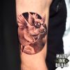 tatuaje brazo cerdo volador