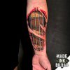 tatuaje antebrazo biomecanico guitarra