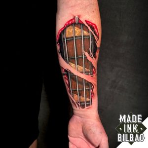 tatuaje antebrazo biomecanico guitarra