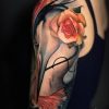 tatuaje brazo garza rosas