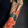 tatuaje brazo garza rosas