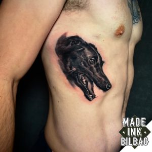 tatuaje costillas retrato perra