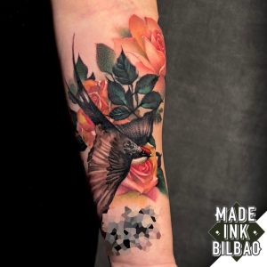 tatuaje cover golondrina rosas