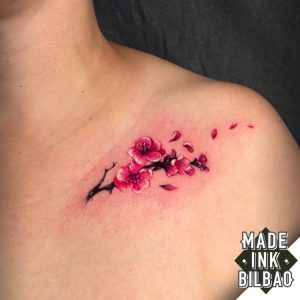 tatuaje hombro flores cerezo