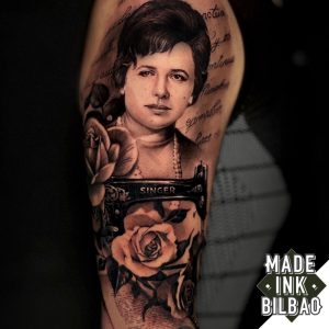 tatuaje retrato maquina coser rosas