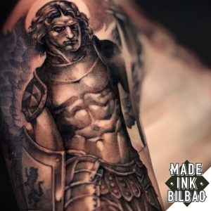 tatuaje arcangel mapa brujula pajaro