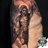 tatuaje arcangel mapa brujula pajaro