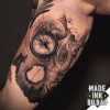 tatuaje arcangel mapa brujula pajaro