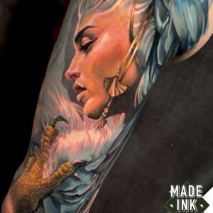 tatuaje chica alas garra
